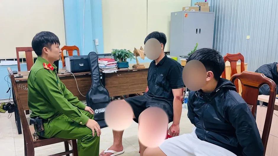 Hai thiếu niên mang kiếm gây rối trước cổng trường Hai thiếu niên mang kiếm gây rối trước cổng trường