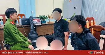 Hai thiếu niên mang kiếm gây rối trước cổng trường
