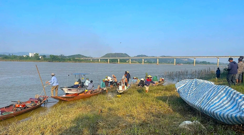Hai vợ chồng mất tích trên sông Lam: Đã tìm thấy thi thể người chồng Hai vợ chồng mất tích trên sông Lam: Đã tìm thấy thi thể người chồng