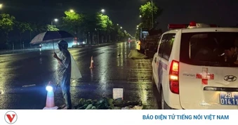 Hai vụ tai nạn liên tiếp trong đêm mưa dông ở Hà Nội, 2 người tử vong tại chỗ