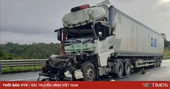 Hai xe container va chạm trên cao tốc khiến một tài xế tử vong