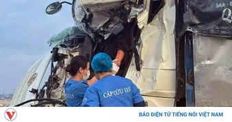 Hai xe tải va chạm trên cầu Thăng Long, tài xế mắc kẹt trong cabin, ùn tắc kéo dài
