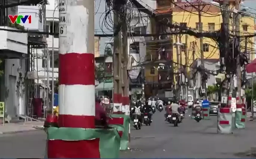 Hàng chục cột điện án ngữ giữa con đường hơn 1.000 tỷ đồng Hàng chục cột điện án ngữ giữa con đường hơn 1.000 tỷ đồng