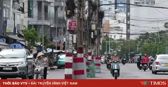 Hàng chục cột điện án ngữ giữa con đường hơn 1.000 tỷ đồng