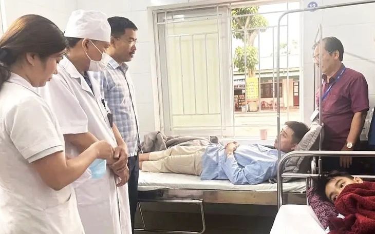 Hàng chục người ở Đà Nẵng nhập viện 'nghi' ngộ độc sau khi ăn bánh mì Hàng chục người ở Đà Nẵng nhập viện 'nghi' ngộ độc sau khi ăn bánh mì
