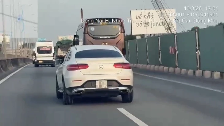 Hàng chục ô tô chạy trên cao tốc TP.HCM - Long Thành không bật xi nhan khi chuyển làn bị xử lý Hàng chục ô tô chạy trên cao tốc TP.HCM - Long Thành không bật xi nhan khi chuyển làn bị xử lý