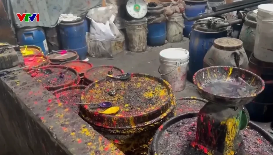 Hàng loạt cơ sở dệt nhuộm xả thải trái phép, đầu độc kênh La Khê (Hà Nội) Hàng loạt cơ sở dệt nhuộm xả thải trái phép, đầu độc kênh La Khê (Hà Nội)