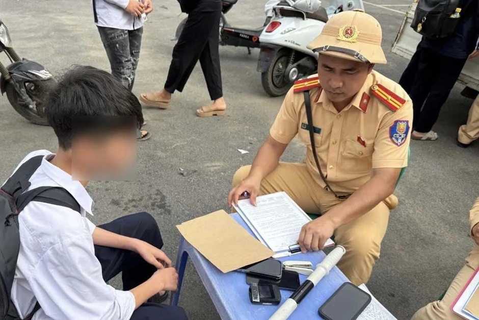 Hàng loạt học sinh ở Hà Nội vi phạm giao thông bị CSGT ghi hình, xử lý Hàng loạt học sinh ở Hà Nội vi phạm giao thông bị CSGT ghi hình, xử lý