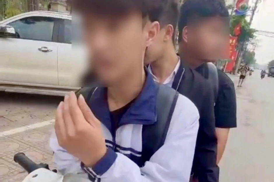 Hàng loạt học sinh ở Hà Nội vi phạm giao thông bị CSGT ghi hình, xử lý Hàng loạt học sinh ở Hà Nội vi phạm giao thông bị CSGT ghi hình, xử lý