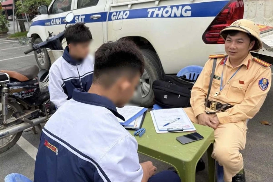 Hàng loạt học sinh ở Hà Nội vi phạm giao thông bị CSGT ghi hình, xử lý Hàng loạt học sinh ở Hà Nội vi phạm giao thông bị CSGT ghi hình, xử lý