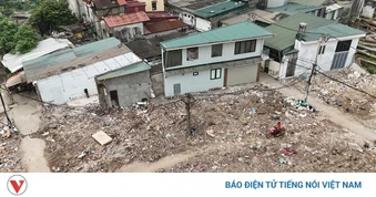 Hàng loạt nhà siêu mỏng, siêu méo "mọc" lên trên đoạn đường vừa GPMB ở Hà Nội