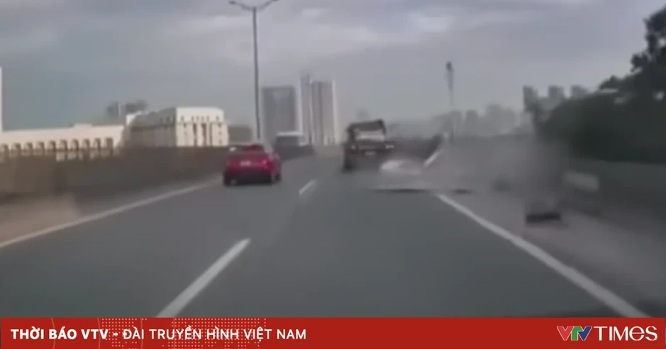 Hàng loạt tấm vật liệu văng xuống Vành đai 3 trên cao, tài xế bị phạt