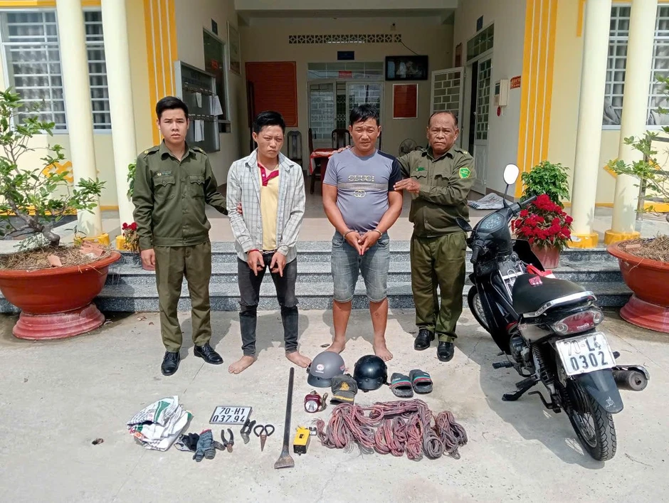 Hàng loạt trụ điện chiếu sáng bỗng tắt lịm, công an phát hiện sự thật trong rừng cao su Hàng loạt trụ điện chiếu sáng bỗng tắt lịm, công an phát hiện sự thật trong rừng cao su