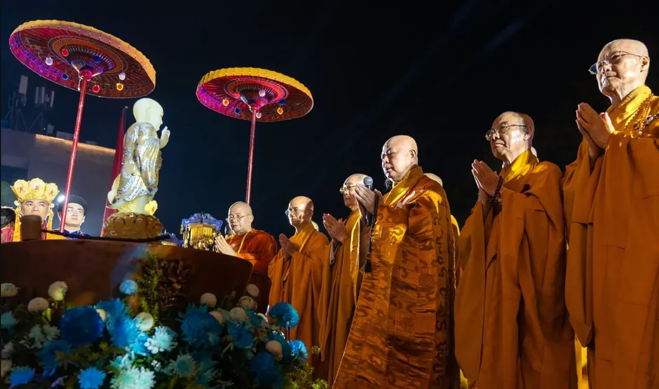 Hàng ngàn người tham dự lễ rước Phật đản rực rỡ tại TP Hồ Chí Minh Hàng ngàn người tham dự lễ rước Phật đản rực rỡ tại TP Hồ Chí Minh