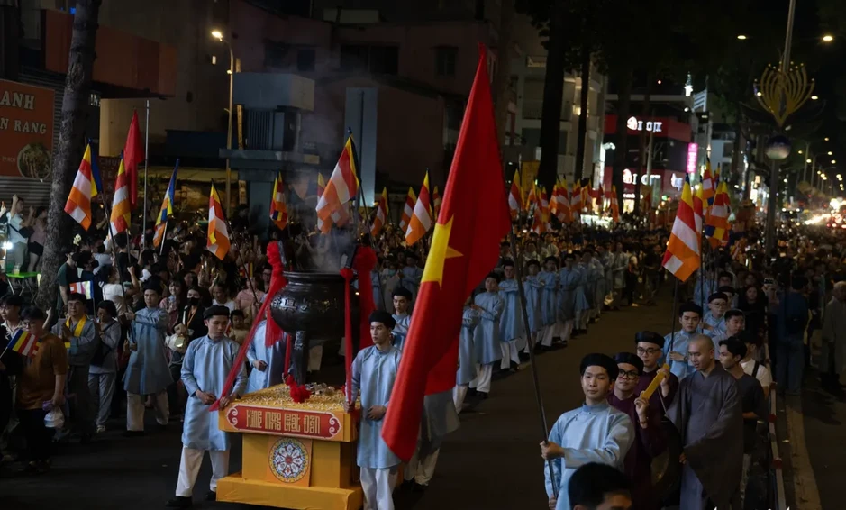 Hàng ngàn người tham dự lễ rước Phật đản rực rỡ tại TP Hồ Chí Minh Hàng ngàn người tham dự lễ rước Phật đản rực rỡ tại TP Hồ Chí Minh