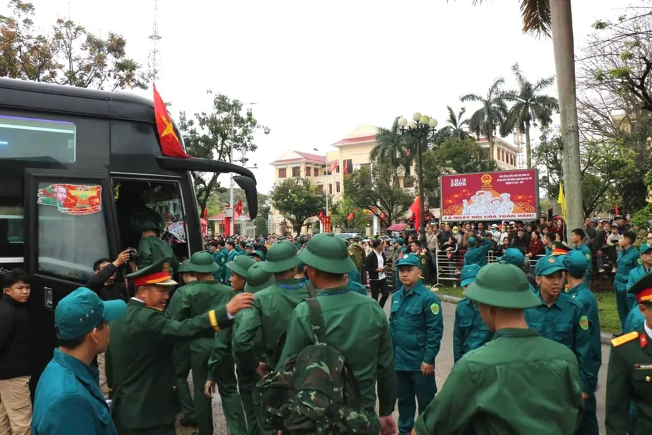 Hàng ngàn thanh niên ở Bắc Trung bộ lên đường nhập ngũ Hàng ngàn thanh niên ở Bắc Trung bộ lên đường nhập ngũ