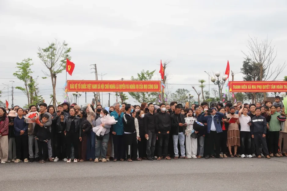 Hàng ngàn thanh niên ở Bắc Trung bộ lên đường nhập ngũ Hàng ngàn thanh niên ở Bắc Trung bộ lên đường nhập ngũ