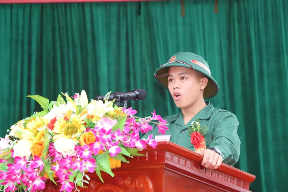 Hàng ngàn thanh niên ở Bắc Trung bộ lên đường nhập ngũ Hàng ngàn thanh niên ở Bắc Trung bộ lên đường nhập ngũ
