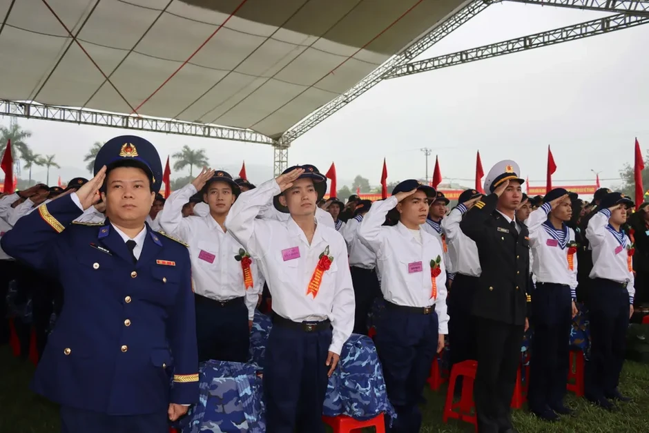 Hàng ngàn thanh niên ở Bắc Trung bộ lên đường nhập ngũ Hàng ngàn thanh niên ở Bắc Trung bộ lên đường nhập ngũ