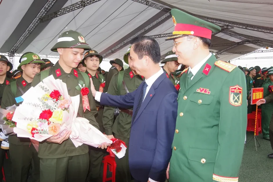 Hàng ngàn thanh niên ở Bắc Trung bộ lên đường nhập ngũ Hàng ngàn thanh niên ở Bắc Trung bộ lên đường nhập ngũ
