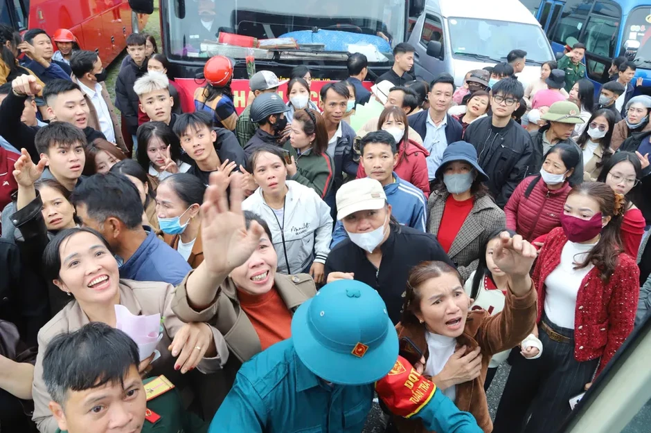Hàng ngàn thanh niên ở Bắc Trung bộ lên đường nhập ngũ Hàng ngàn thanh niên ở Bắc Trung bộ lên đường nhập ngũ