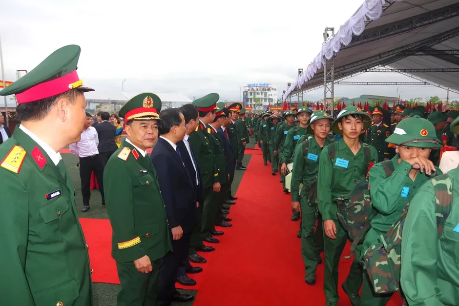 Hàng ngàn thanh niên ở Bắc Trung bộ lên đường nhập ngũ Hàng ngàn thanh niên ở Bắc Trung bộ lên đường nhập ngũ