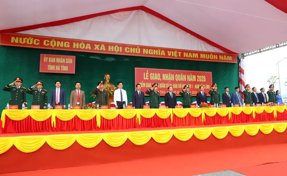 Hàng ngàn thanh niên ở Bắc Trung bộ lên đường nhập ngũ Hàng ngàn thanh niên ở Bắc Trung bộ lên đường nhập ngũ