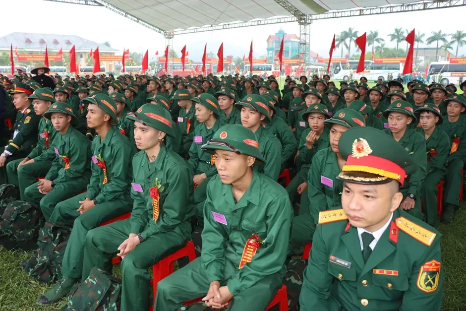 Hàng ngàn thanh niên ở Bắc Trung bộ lên đường nhập ngũ Hàng ngàn thanh niên ở Bắc Trung bộ lên đường nhập ngũ