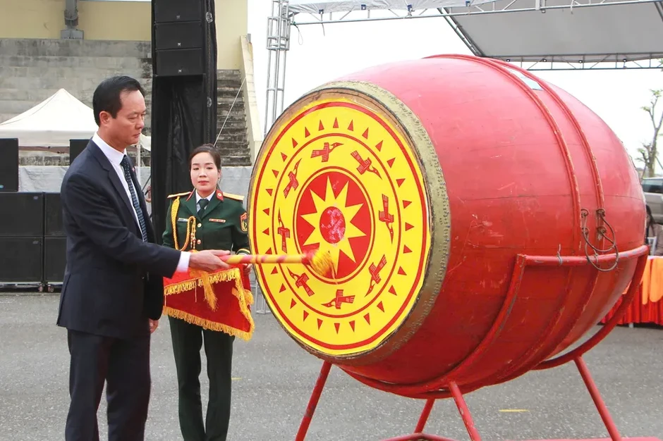 Hàng ngàn thanh niên ở Bắc Trung bộ lên đường nhập ngũ Hàng ngàn thanh niên ở Bắc Trung bộ lên đường nhập ngũ