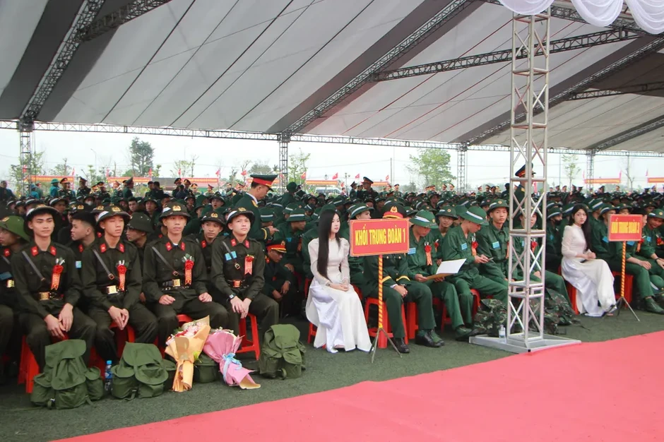 Hàng ngàn thanh niên ở Bắc Trung bộ lên đường nhập ngũ Hàng ngàn thanh niên ở Bắc Trung bộ lên đường nhập ngũ