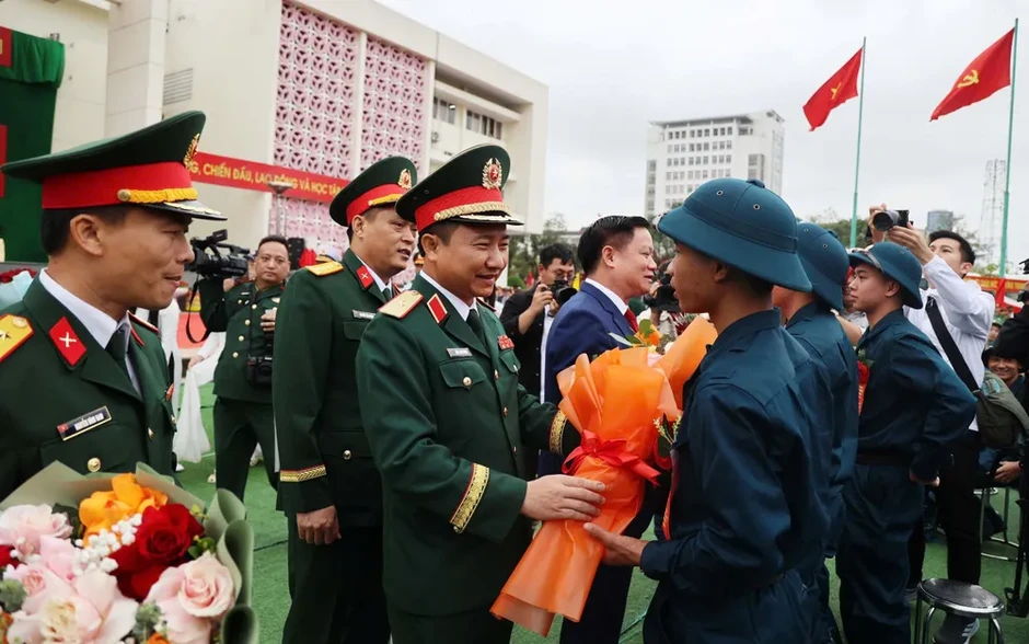 Hàng ngàn thanh niên ở Bắc Trung bộ lên đường nhập ngũ Hàng ngàn thanh niên ở Bắc Trung bộ lên đường nhập ngũ