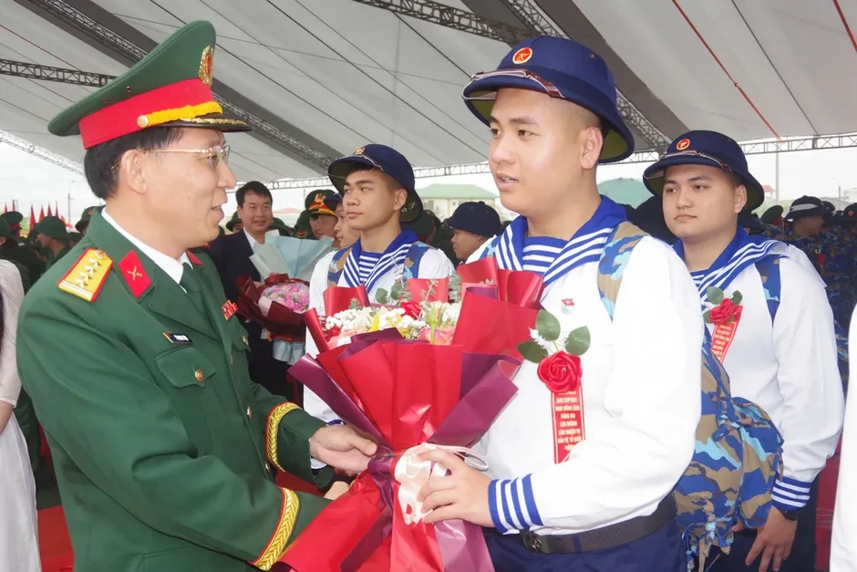 Hàng ngàn thanh niên ở Bắc Trung bộ lên đường nhập ngũ Hàng ngàn thanh niên ở Bắc Trung bộ lên đường nhập ngũ