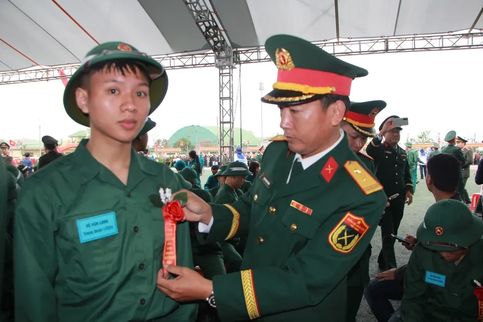 Hàng ngàn thanh niên ở Bắc Trung bộ lên đường nhập ngũ Hàng ngàn thanh niên ở Bắc Trung bộ lên đường nhập ngũ