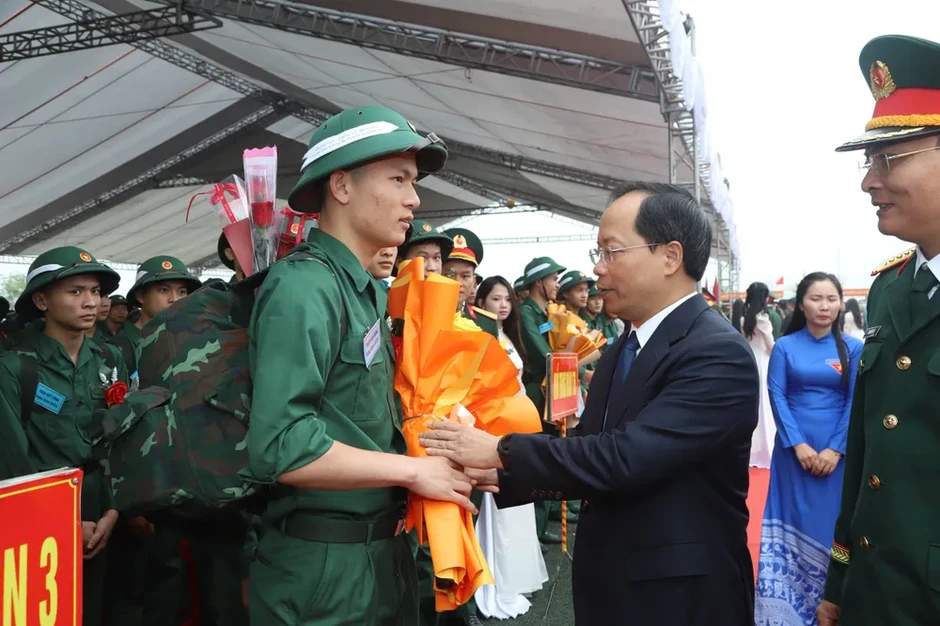 Hàng ngàn thanh niên ở Bắc Trung bộ lên đường nhập ngũ Hàng ngàn thanh niên ở Bắc Trung bộ lên đường nhập ngũ