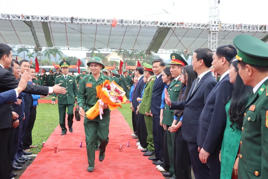 Hàng ngàn thanh niên ở Bắc Trung bộ lên đường nhập ngũ Hàng ngàn thanh niên ở Bắc Trung bộ lên đường nhập ngũ
