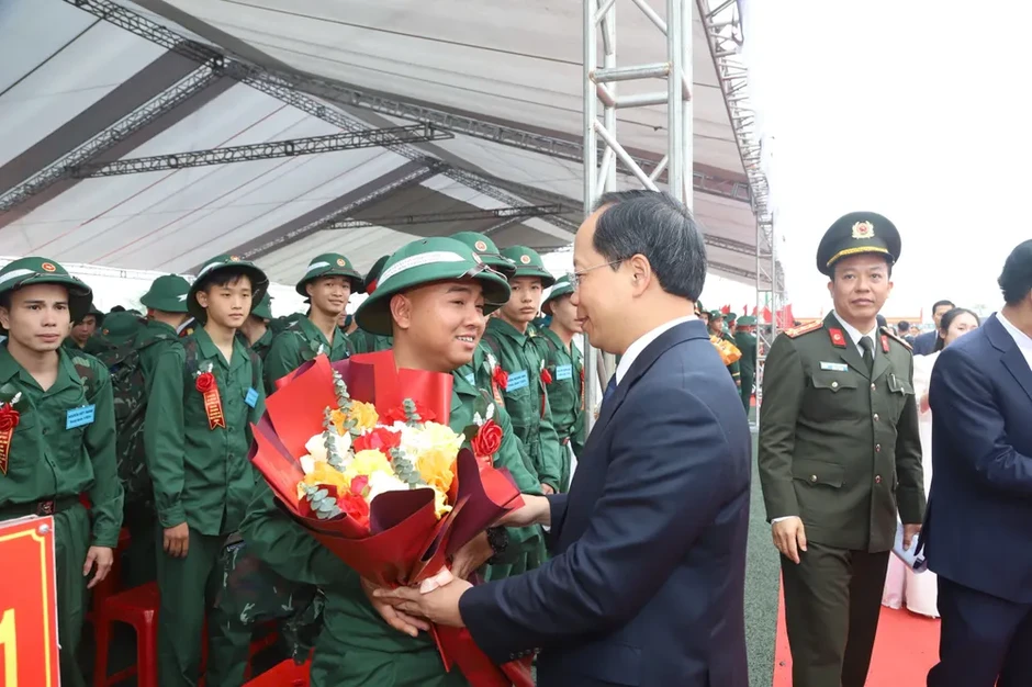 Hàng ngàn thanh niên ở Bắc Trung bộ lên đường nhập ngũ Hàng ngàn thanh niên ở Bắc Trung bộ lên đường nhập ngũ