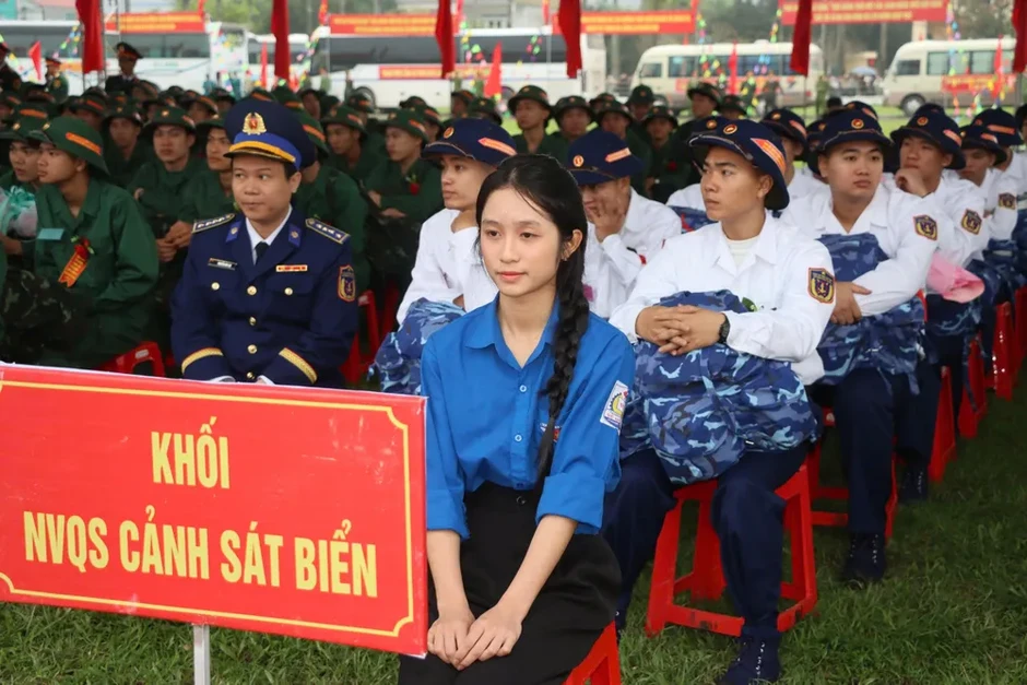 Hàng ngàn thanh niên ở Bắc Trung bộ lên đường nhập ngũ Hàng ngàn thanh niên ở Bắc Trung bộ lên đường nhập ngũ