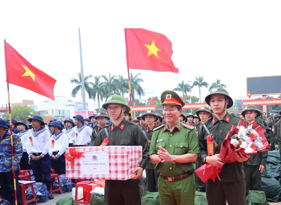 Hàng ngàn thanh niên ở Bắc Trung bộ lên đường nhập ngũ Hàng ngàn thanh niên ở Bắc Trung bộ lên đường nhập ngũ