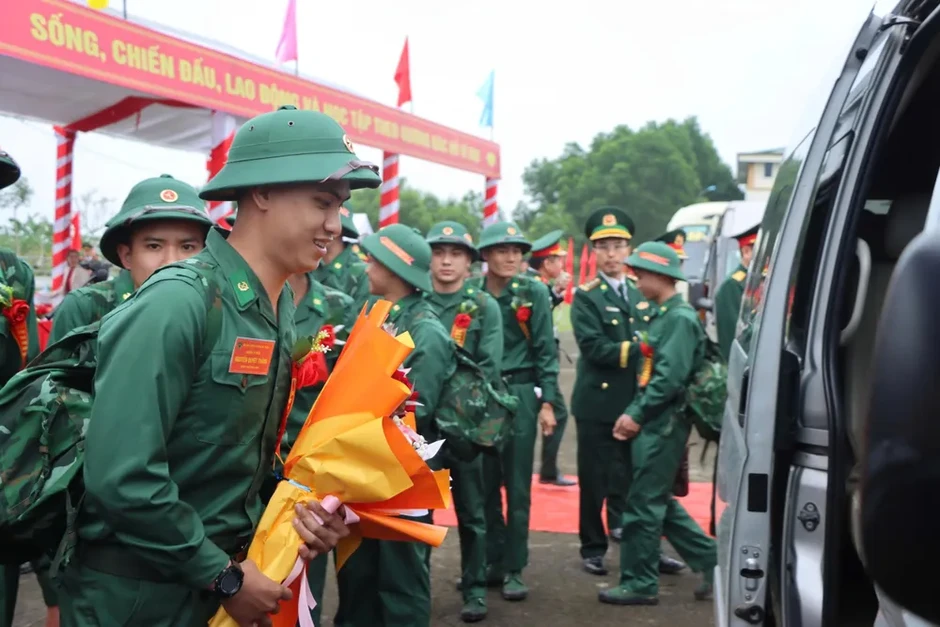 Hàng ngàn thanh niên ở Bắc Trung bộ lên đường nhập ngũ Hàng ngàn thanh niên ở Bắc Trung bộ lên đường nhập ngũ
