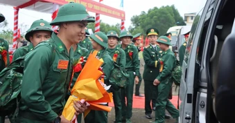 Hàng ngàn thanh niên ở Bắc Trung bộ lên đường nhập ngũ