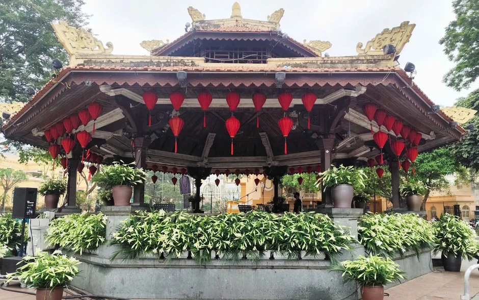 Hàng nghìn hoa loa kèn phủ trắng Nhà Bát Giác trước giờ G concert “Hà Nội bình yên”