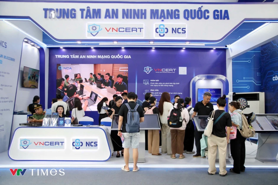 Hàng nghìn người dân đổ về phố đi bộ Nguyễn Huệ xem khai mạc "Tổ quốc bình yên" Hàng nghìn người dân đổ về phố đi bộ Nguyễn Huệ xem khai mạc "Tổ quốc bình yên"