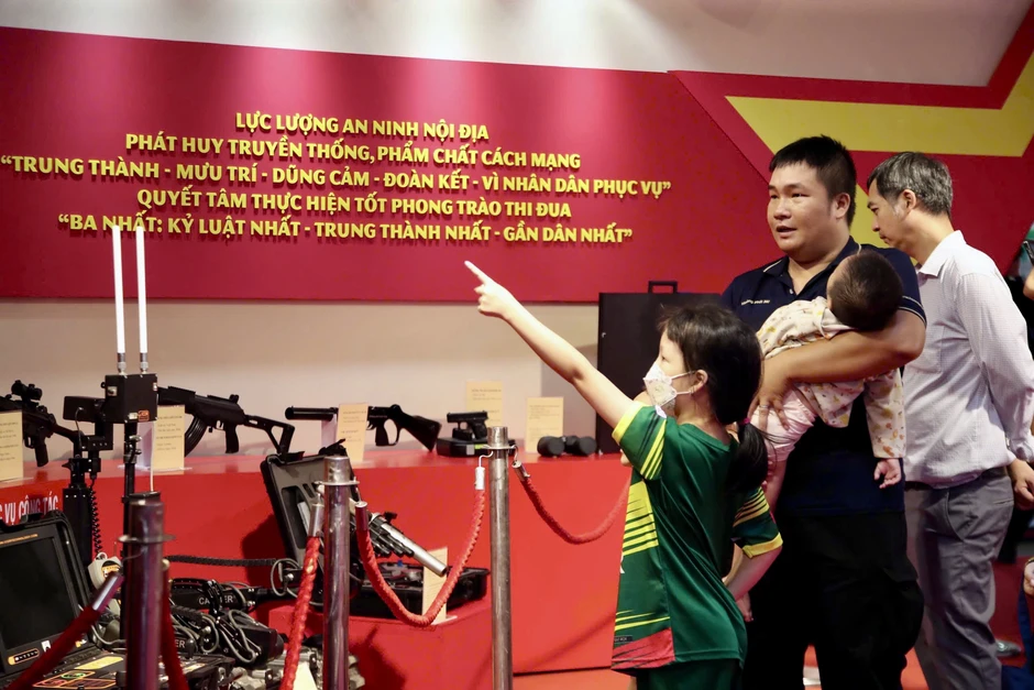 Hàng nghìn người dân đổ về phố đi bộ Nguyễn Huệ xem khai mạc "Tổ quốc bình yên" Hàng nghìn người dân đổ về phố đi bộ Nguyễn Huệ xem khai mạc "Tổ quốc bình yên"