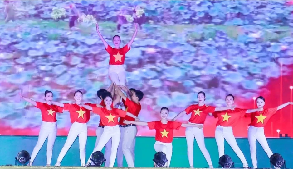 Hàng nghìn người dân đổ về Quảng trường Lam Sơn xem biểu diễn quân nhạc Công an nhân dân