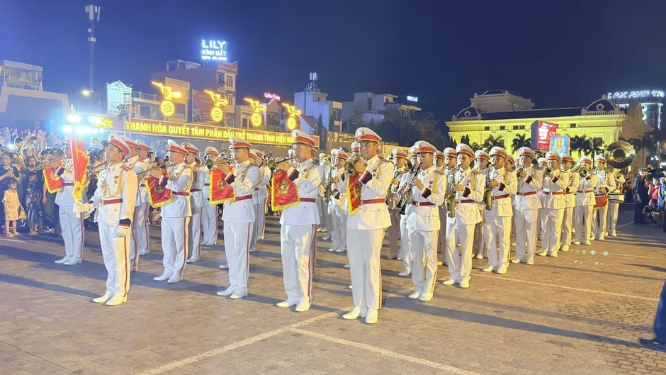 Hàng nghìn người dân đổ về Quảng trường Lam Sơn xem biểu diễn quân nhạc Công an nhân dân