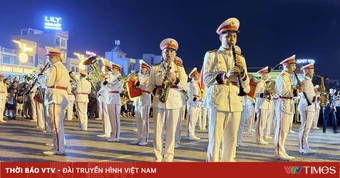 Hàng nghìn người dân đổ về Quảng trường Lam Sơn xem biểu diễn quân nhạc Công an nhân dân
