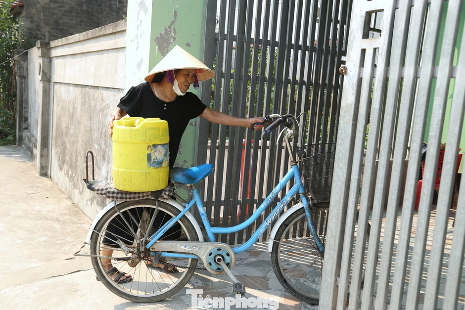 Hàng nghìn người dân Nghệ An phải đi xin nước mỗi ngày Hàng nghìn người dân Nghệ An phải đi xin nước mỗi ngày