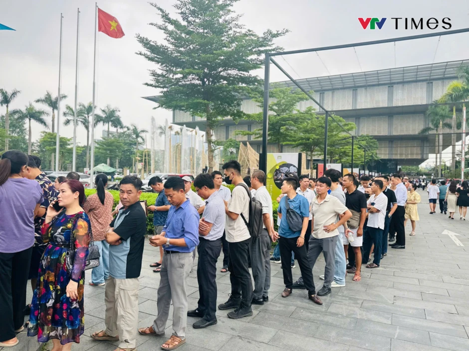 Hàng nghìn người dân xếp hàng tham quan Quy hoạch Thủ đô Hà Nội tầm nhìn 100 năm Hàng nghìn người dân xếp hàng tham quan Quy hoạch Thủ đô Hà Nội tầm nhìn 100 năm