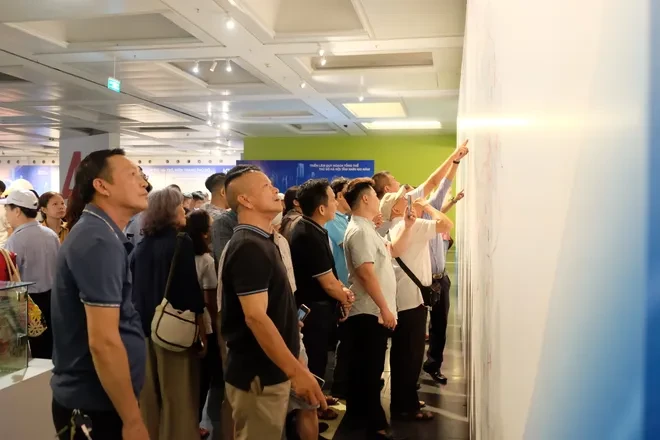 Hàng nghìn người dân xếp hàng tham quan Quy hoạch Thủ đô Hà Nội tầm nhìn 100 năm Hàng nghìn người dân xếp hàng tham quan Quy hoạch Thủ đô Hà Nội tầm nhìn 100 năm