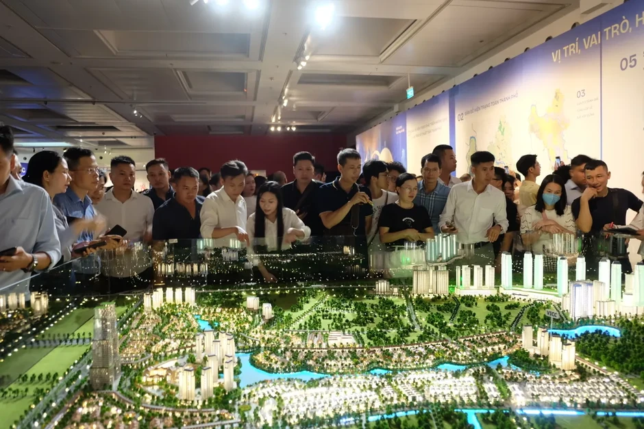 Hàng nghìn người dân xếp hàng tham quan Quy hoạch Thủ đô Hà Nội tầm nhìn 100 năm Hàng nghìn người dân xếp hàng tham quan Quy hoạch Thủ đô Hà Nội tầm nhìn 100 năm